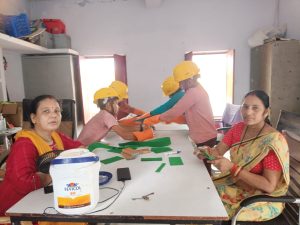 कम्पोजिट विद्यालय खोपा नेवादा में लर्निंग बाई डूइंग कार्यक्रम के अन्तर्गत बच्चों ने बनाया डस्टर।