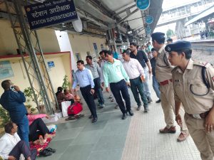 अपर मंडल रेल प्रबंधक (सामान्य) द्वारा विन्ध्याचल स्टेशन का निरीक्षण।