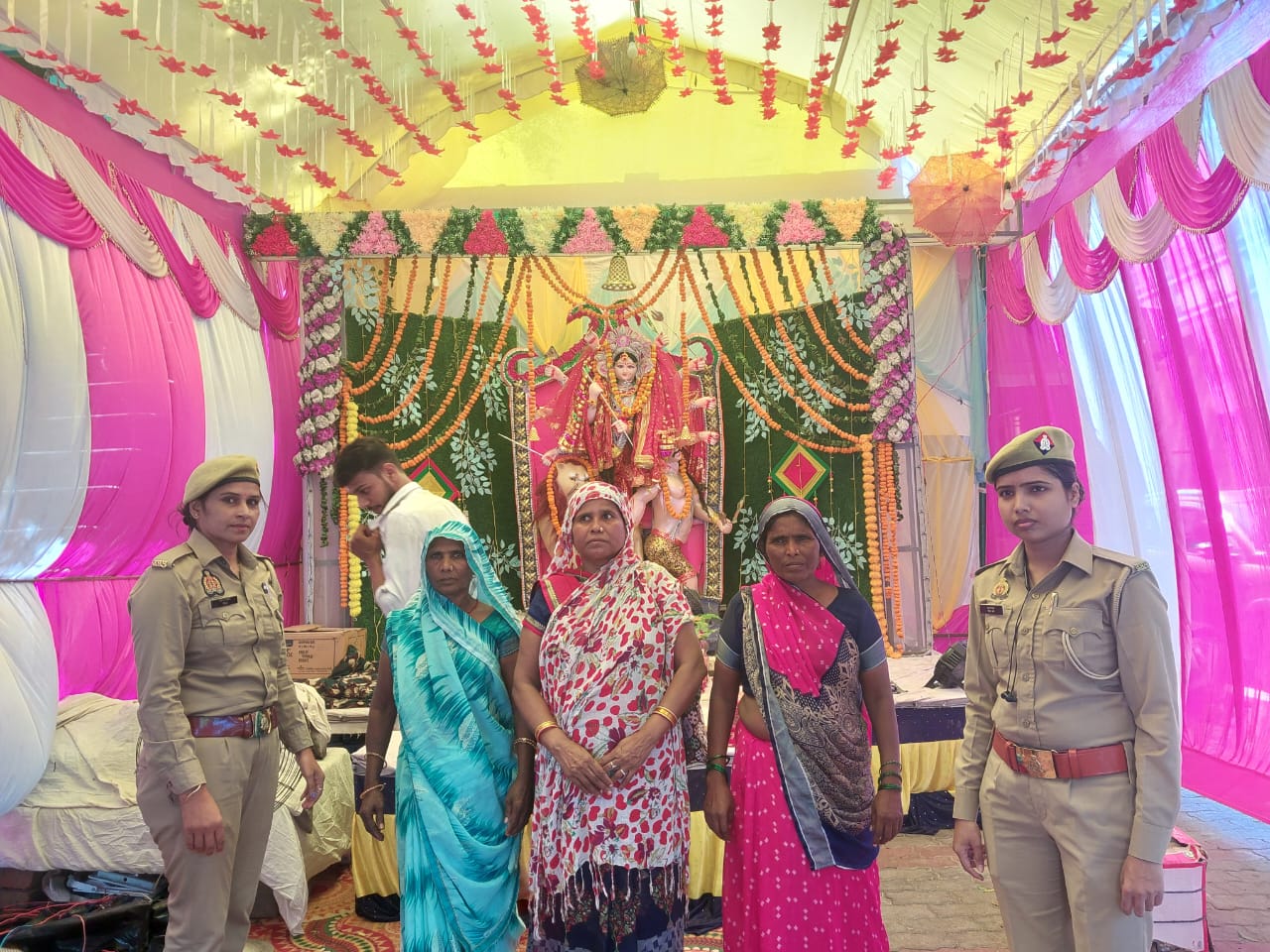 सल्लाहपुर दुर्गा पूजा पंडाल में थाना पूरामुफ्ती एंटी रोमियो स्क्वाड व महिला पुलिस ने चलाया जागरूकता अभियान।