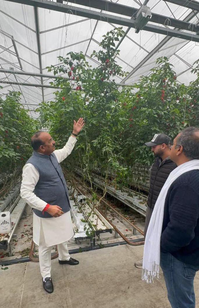 नीदरलैंड की औद्यानिक तकनीक का अध्ययन करने पहुँचे उद्यान मंत्री।