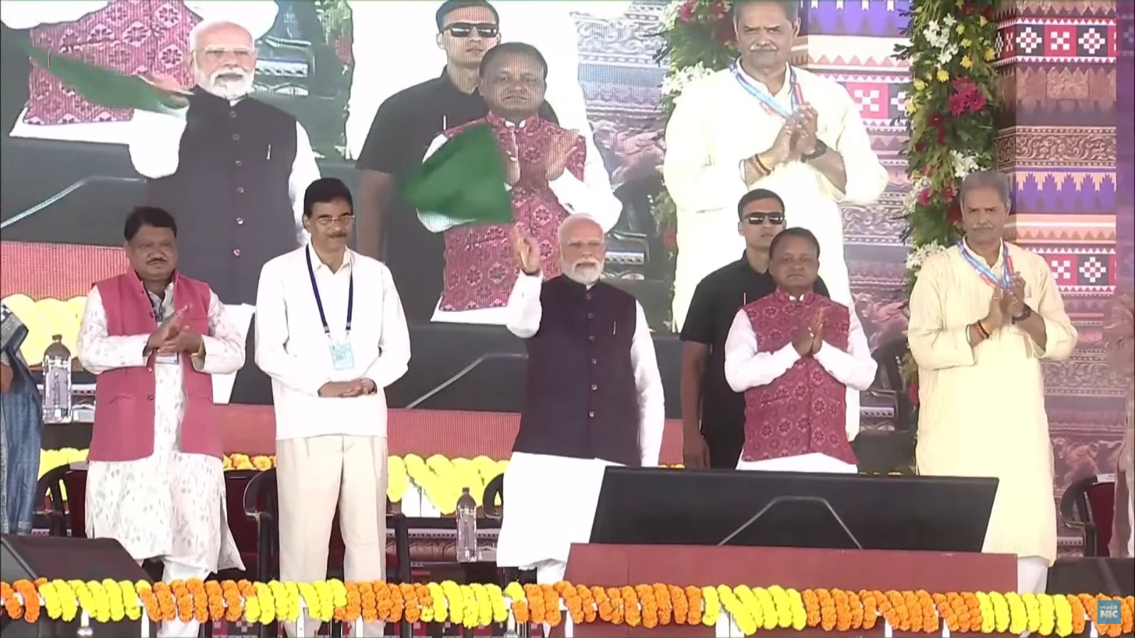 प्रधानमंत्री ने हरी झंडी दिखाकर ब्रह्मपुर (ओडिशा) और उधना (गुजरात) के बीच अमृत भारत एक्सप्रेस का किया शुभारंभ।