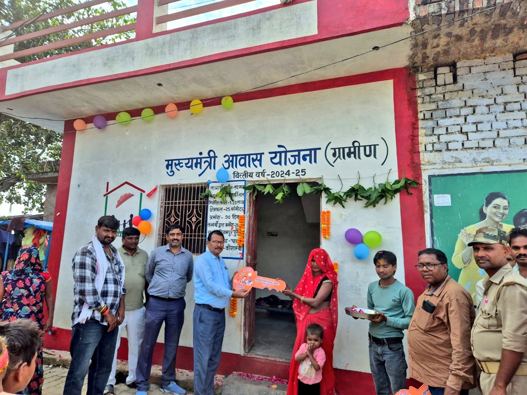 मिशन शक्ति अभियान के अंतर्गत महिला लाभार्थियों को गृह प्रवेश कराया गया।