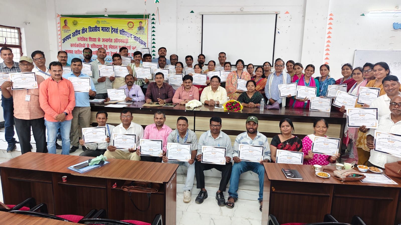 प्रयागराज में मास्टर ट्रेनर्स प्रशिक्षण कार्यक्रम का सफल समापन, प्रमाण पत्र पाकर खिले चेहरे।