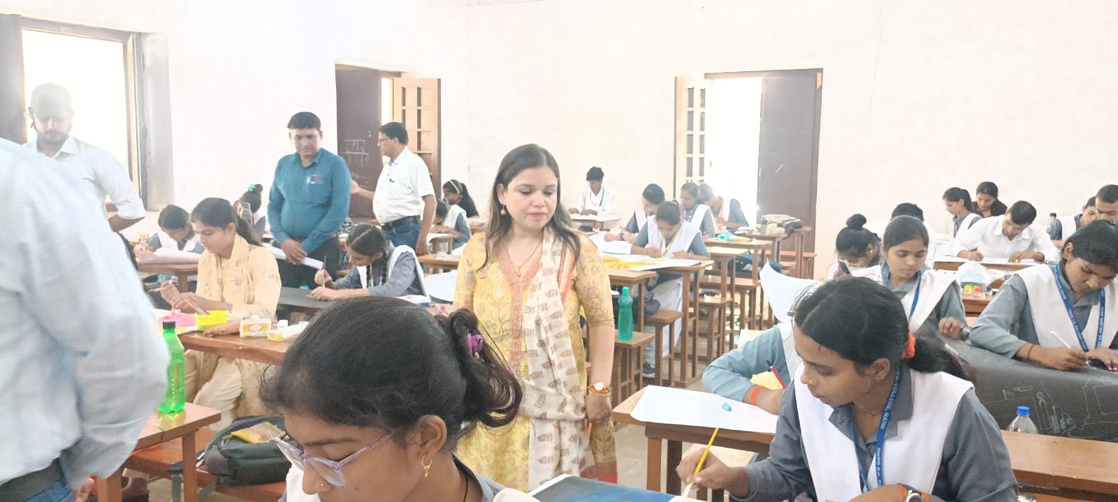 विकसित भारत, आत्मनिर्भर भारत एवं डिजिटल भारत जनपद स्तरीय चित्रकला/पेंटिंग प्रतियोगिता में छात्राओं ने लहराया परचम।