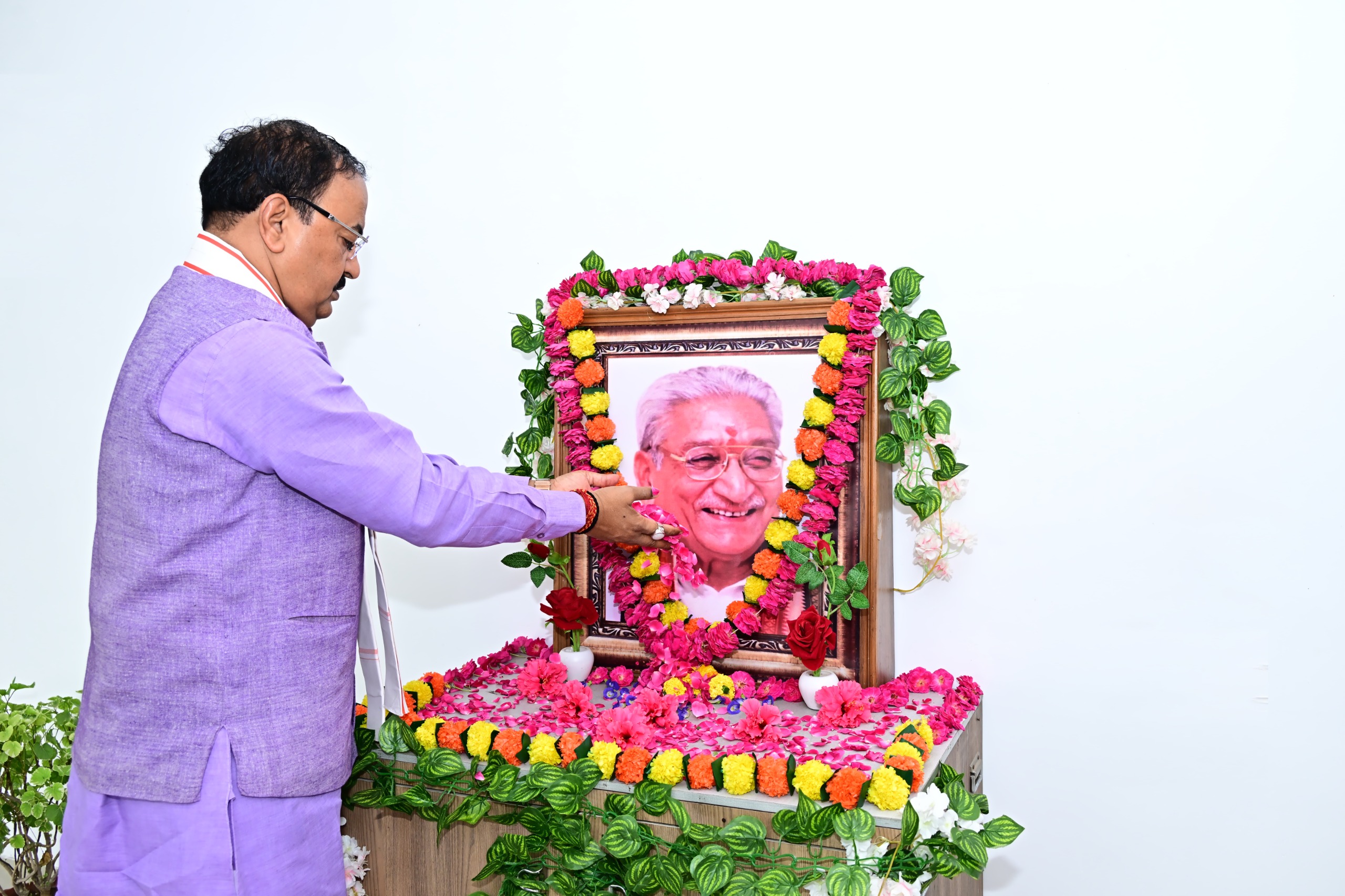 उप मुख्यमंत्री केशव प्रसाद मौर्य ने अशोक सिंघल की जयंती पर उनके चित्र पर माल्यार्पण कर अर्पित किए, श्रद्धा सुमन।