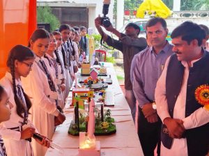 मंडल स्तर के लिए चयनित किए गए 15 बाल वैज्ञानिकों के मॉडल।