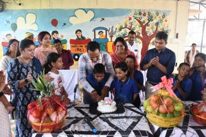 जिलाधिकारी ने दीपावली पर्व के अवसर पर राजकीय बाल गृह में रह रहे बच्चों को फल मिठाइयां, नए कपड़े, खिलौने एवं पटाखे वितरित किए।
