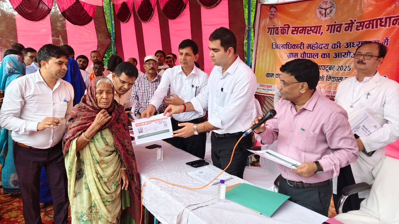 ग्राम चौपाल लगाकर नवागत डीएम ने सुनी ग्रामवासियों की समस्यायें।