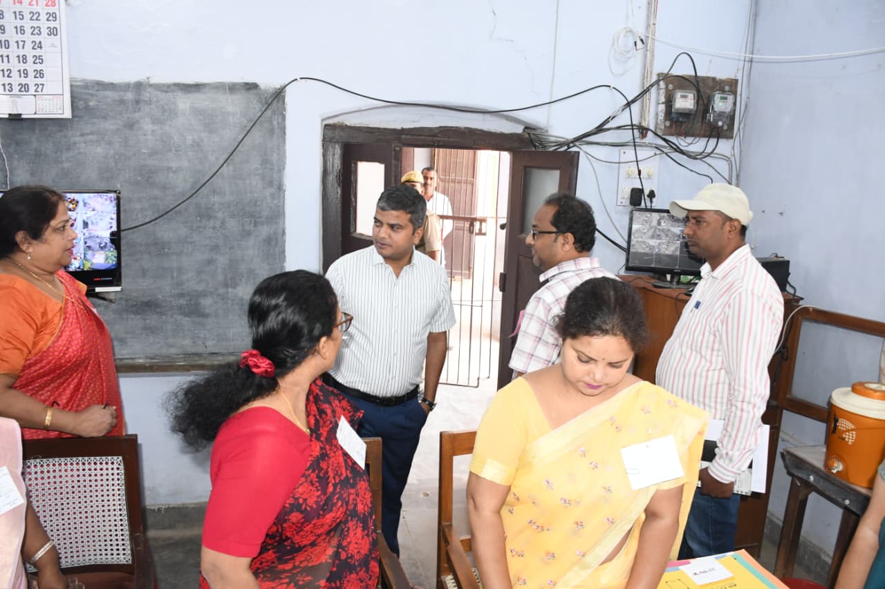 जिलाधिकारी ने राज्य/प्रवर अधीनस्थ सेवा प्रारंभिक परीक्षा-2025 व सहायक वन सरंक्षक/क्षेत्रीय वन अधिकारी सेवा-2025 परीक्षा को सकुशल, सुचितापूर्ण एवं नकलविहीन सम्पन्न कराने हेतु परीक्षा केंद्रों का भ्रमण कर चल रही परीक्षा का लिया जायजा।