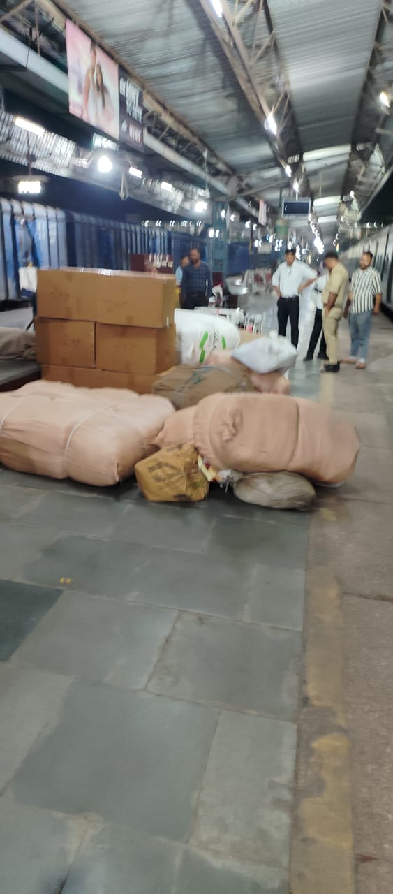 अलीगढ़ जंक्शन पर चेकिंग अभियान में पकड़ा गया 40 क्विंटल अनबुक्ड सामान।