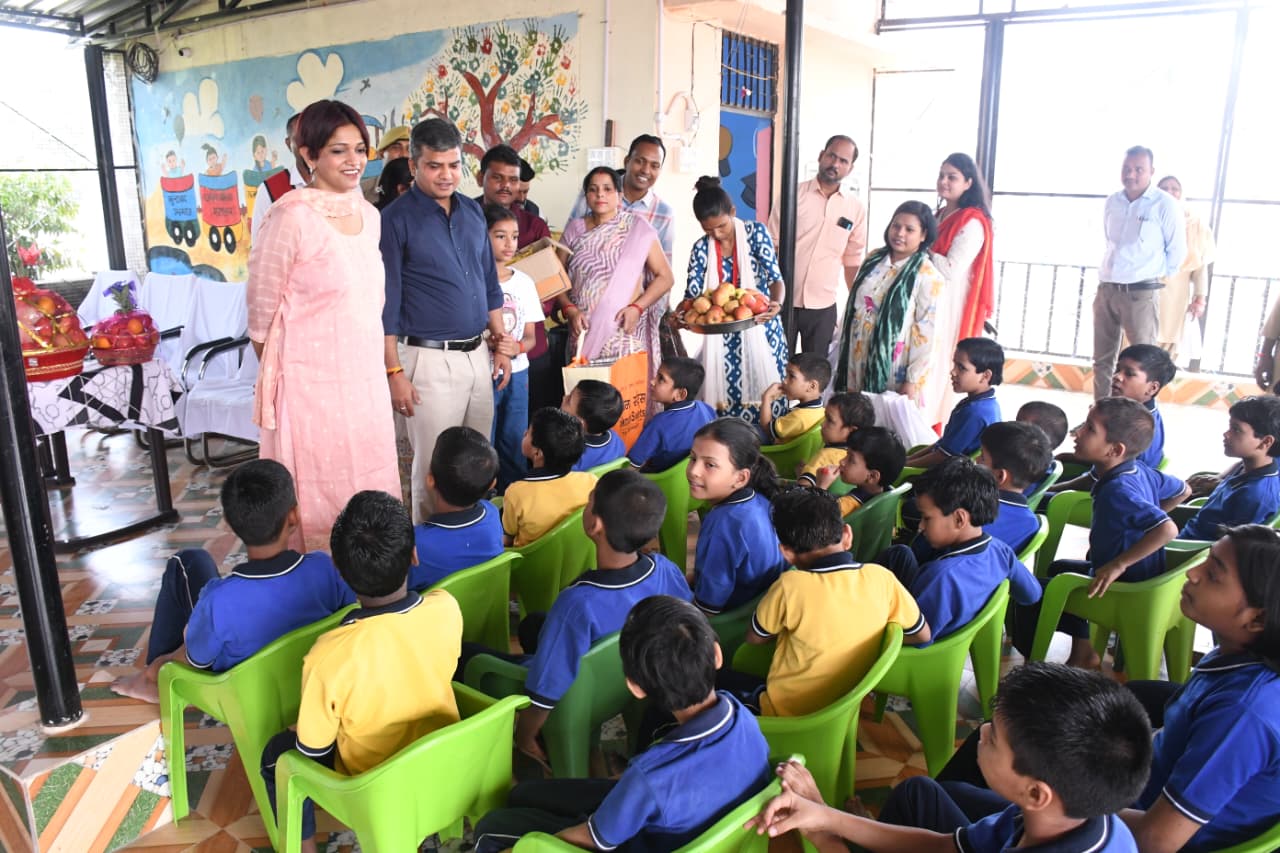 जिलाधिकारी ने दीपावली पर्व के अवसर पर राजकीय बाल गृह में रह रहे बच्चों को फल मिठाइयां, नए कपड़े, खिलौने एवं पटाखे वितरित किए।