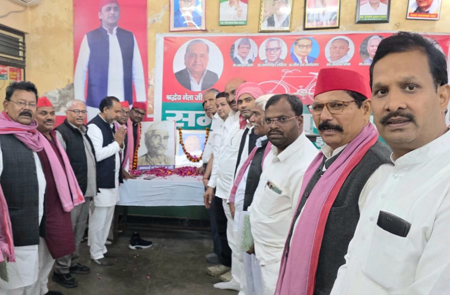 लौह पुरुष सरदार पटेल एवं आचार्य नरेन्द्र की जयंती पर सपाइयों ने किया नमन।