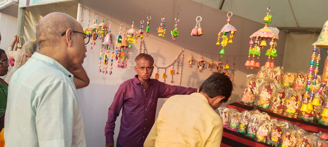 स्वदेशी मेले में खरीददारों की भीड़, लोक गायन से कलाकारों ने दर्शकों का मन मोह लिया।