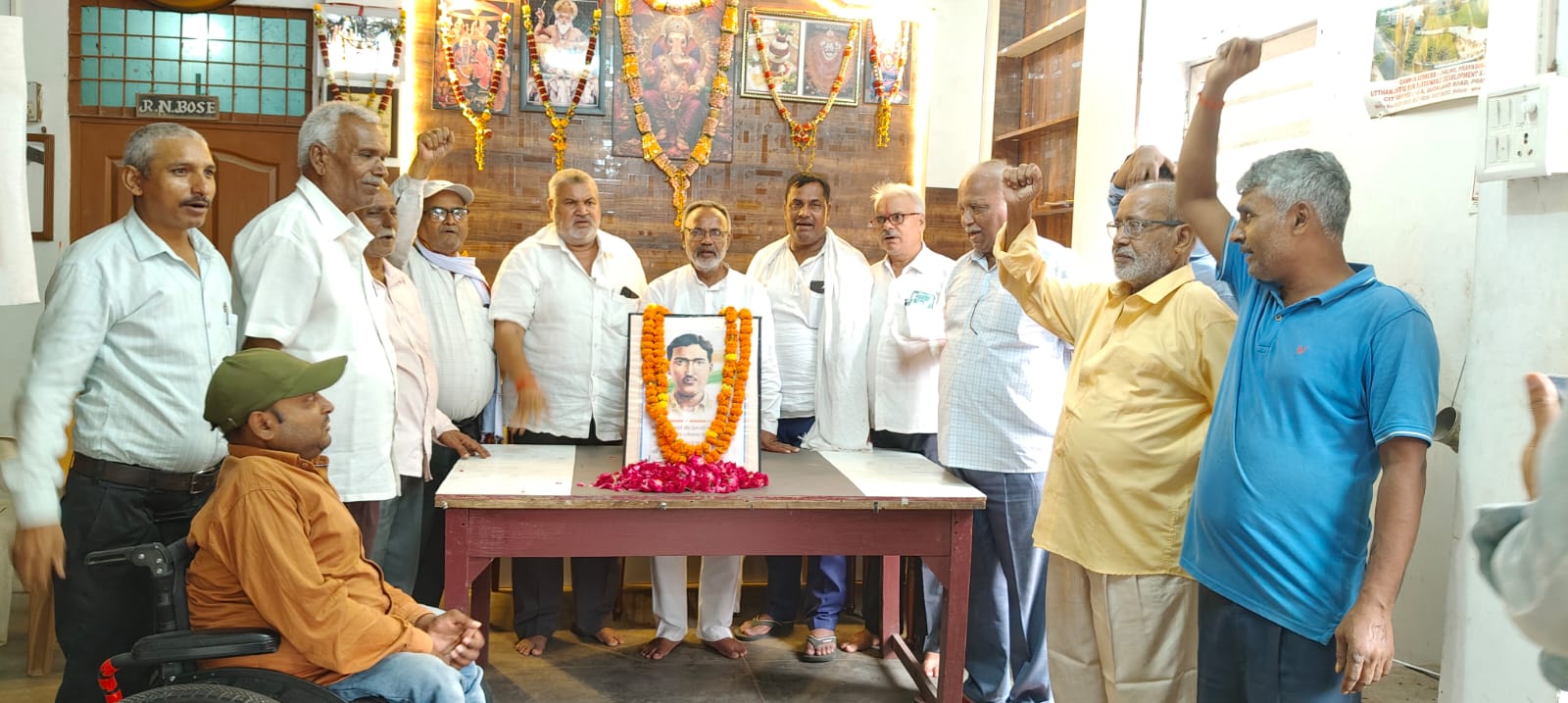 शहीद अशफाक उल्ला खाँ की 125वीं जयंती पर सर्वदलीय पार्षदों ने दी श्रद्धांजलि।