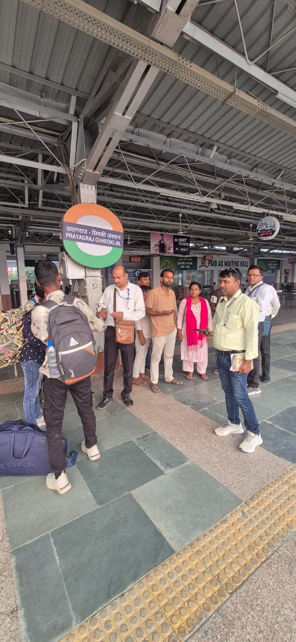प्रयागराज छिवकी -मानिकपुर खंड में विशेष टिकट चेकिंग अभियान चलाया गया।