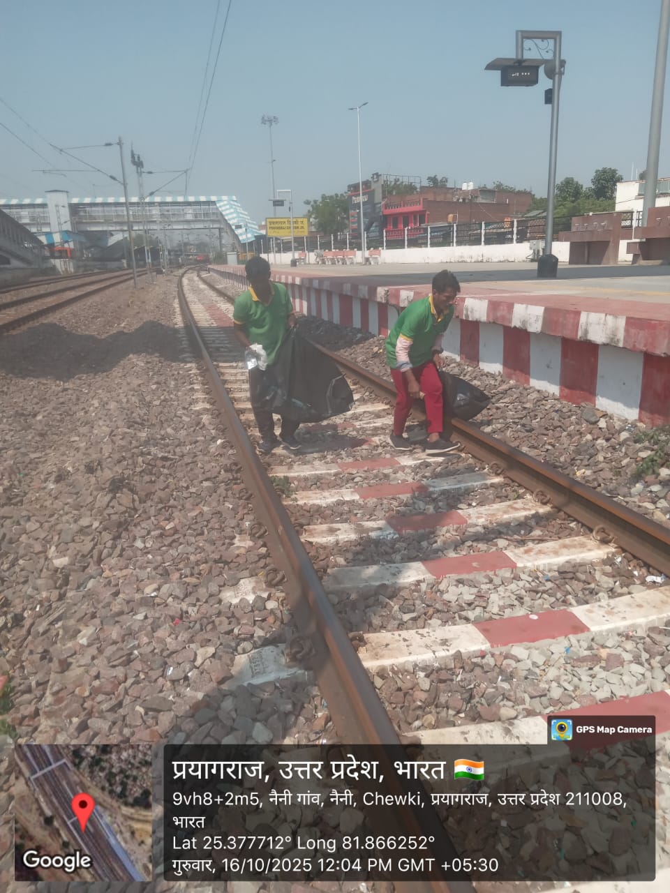 विशेष अभियान 5.0 के अंतर्गत प्रयागराज छिवकी स्टेशन के पटरियों पर चला स्वच्छता अभियान।