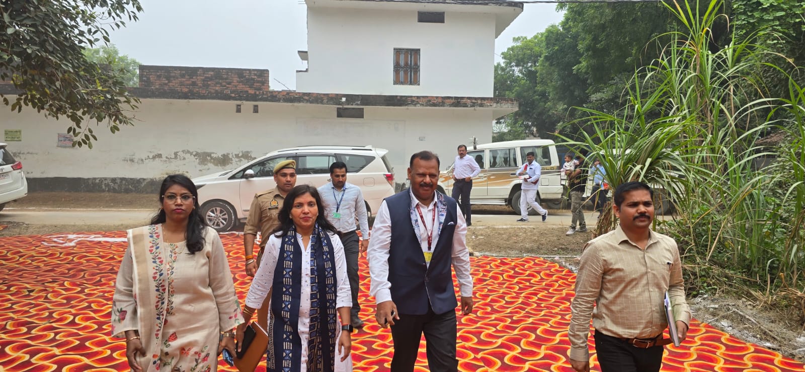 अपर सचिव नीति आयोग ने आकांक्षी विकासखंड बहरिया का किया निरीक्षण।
