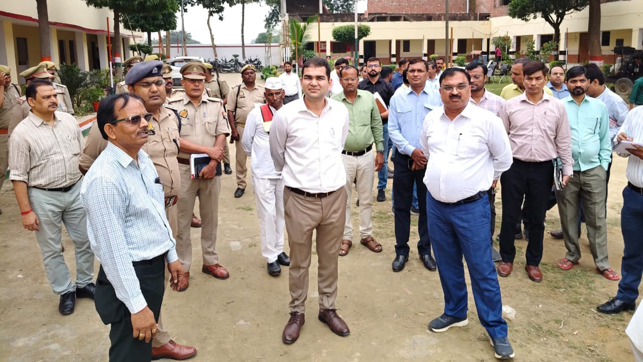 भारत के मुख्य न्यायाधीश के आगमन के दृष्टिगत डीएम ने महेश्वरी प्रसाद इंटर कॉलेज का किया निरीक्षण।