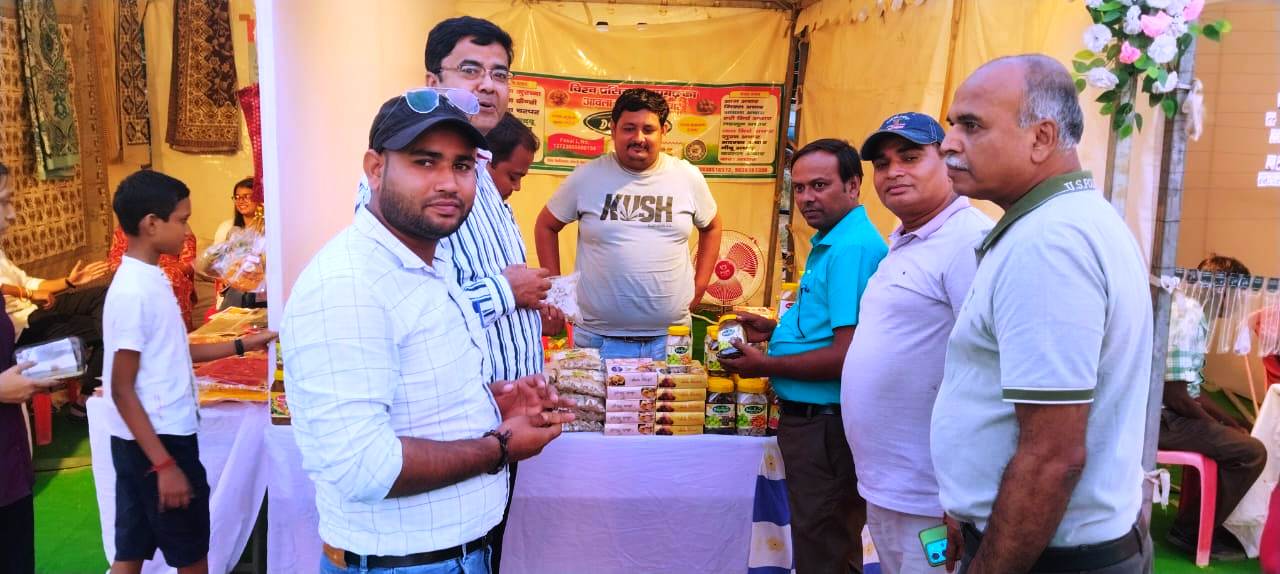 स्वदेशी मेले में खरीददारों की भीड़, शाम को लोक गायन से कलाकारों ने दर्शकों का मन मोह लिया।