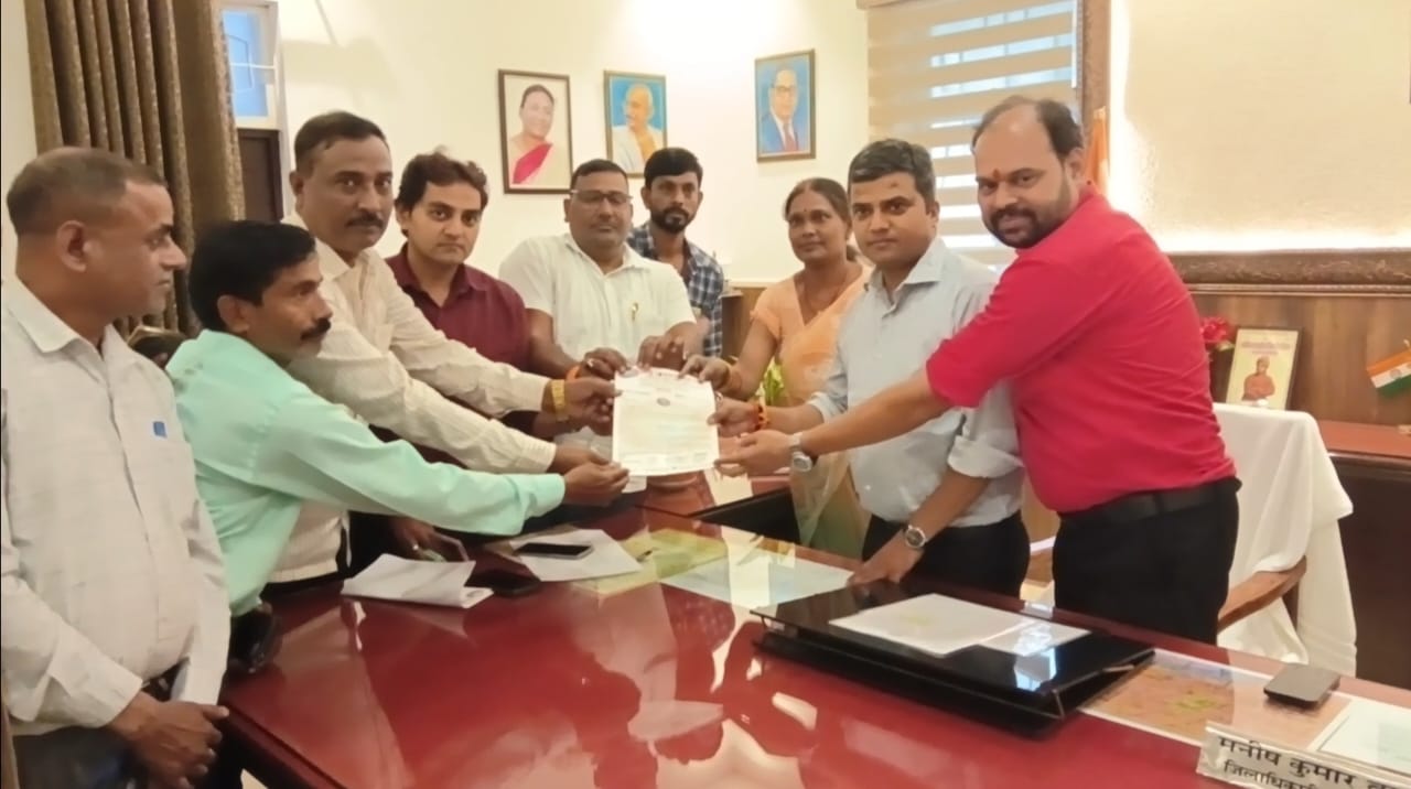 विश्व पत्रकार महासंघ ने पत्रकार की हुई हत्या पर डीएम प्रयागराज के माध्यम से महामहिम राज्यपाल को सौंपा ज्ञापन।