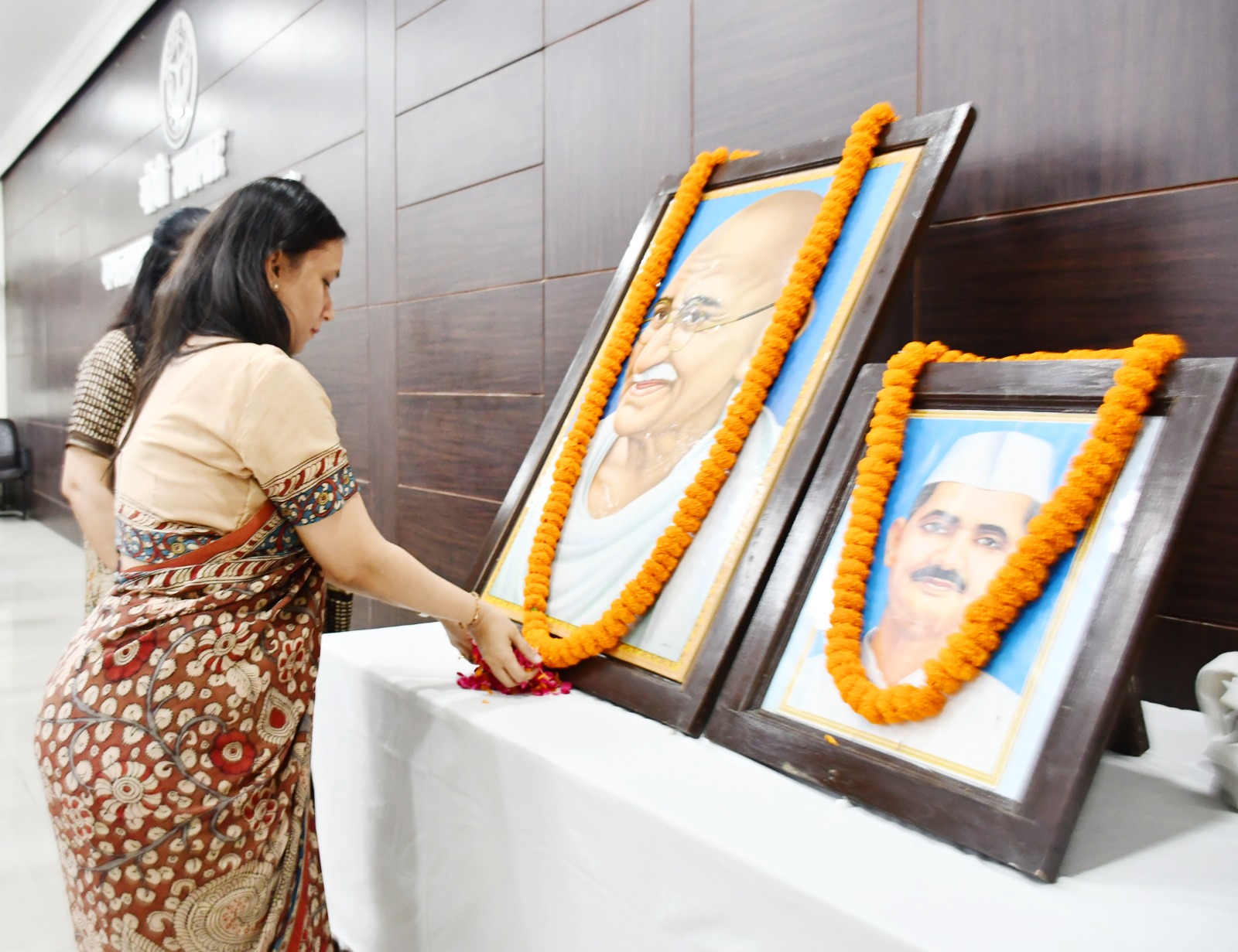 गांधी जयंती के अवसर पर मण्डलायुक्त ने आयुक्त कार्यालय परिसर में किया ध्वजारोहण।