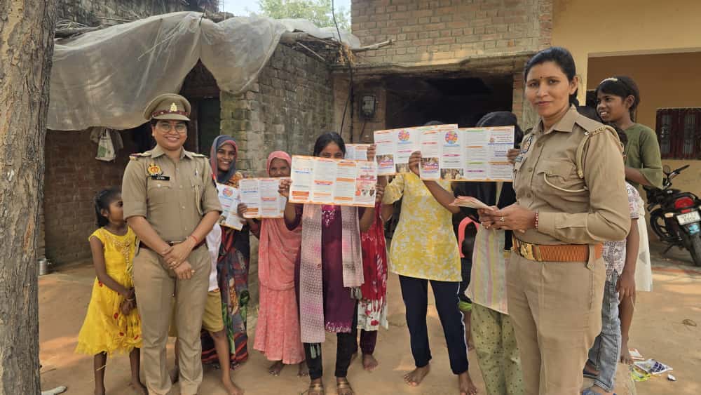 मिशन शक्ति टीम कौशाम्बी ने चलाया जागरूकता अभियान,दी हेल्पलाइन नंबरों की जानकारी।