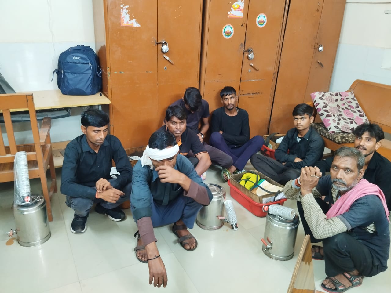 टूंडला जंक्शन पर चेकिंग अभियान में पकड़े गए 08 अवैध वेंडर।