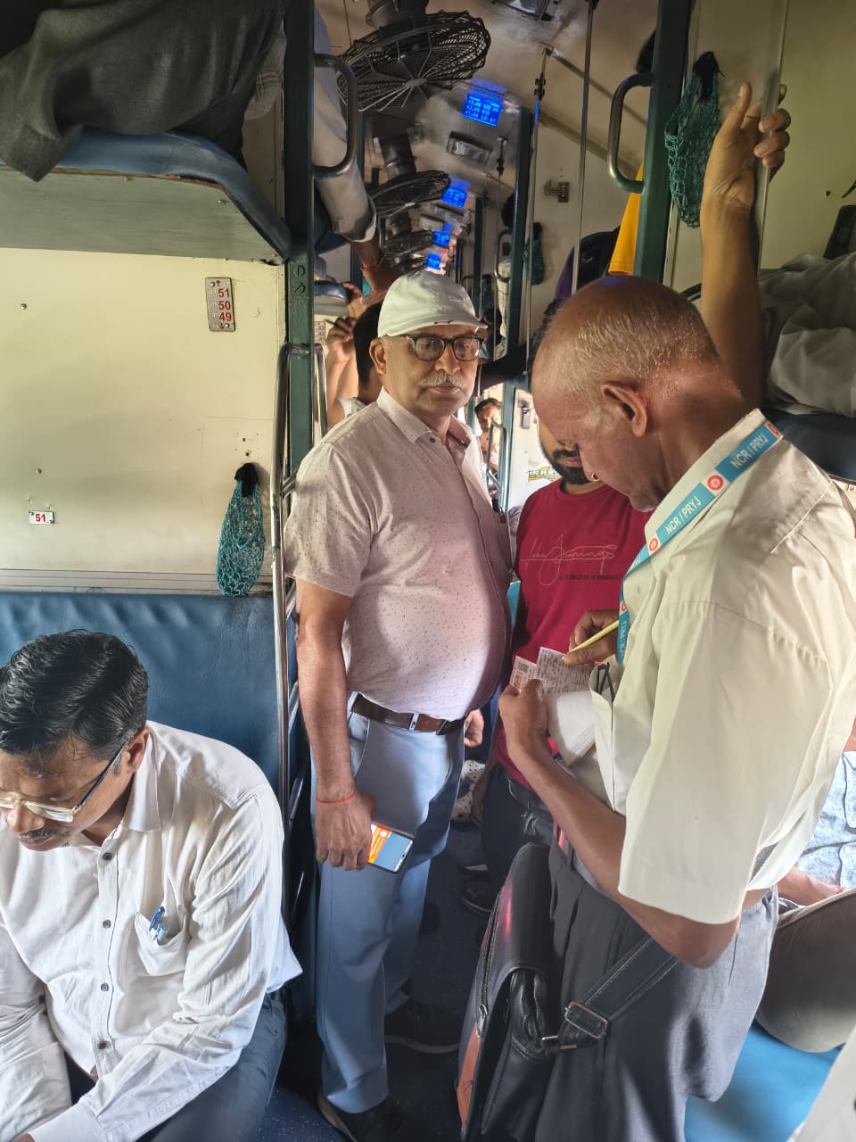प्रयागराज-मिर्जापुर एवं प्रयागराज-मानिकपुर खंड में त्योहारों की भीड़ के दृष्टिगत किए गए निरीक्षण।