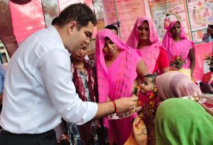 ग्राम चौपाल लगाकर नवागत डीएम ने सुनी ग्रामवासियों की समस्यायें।