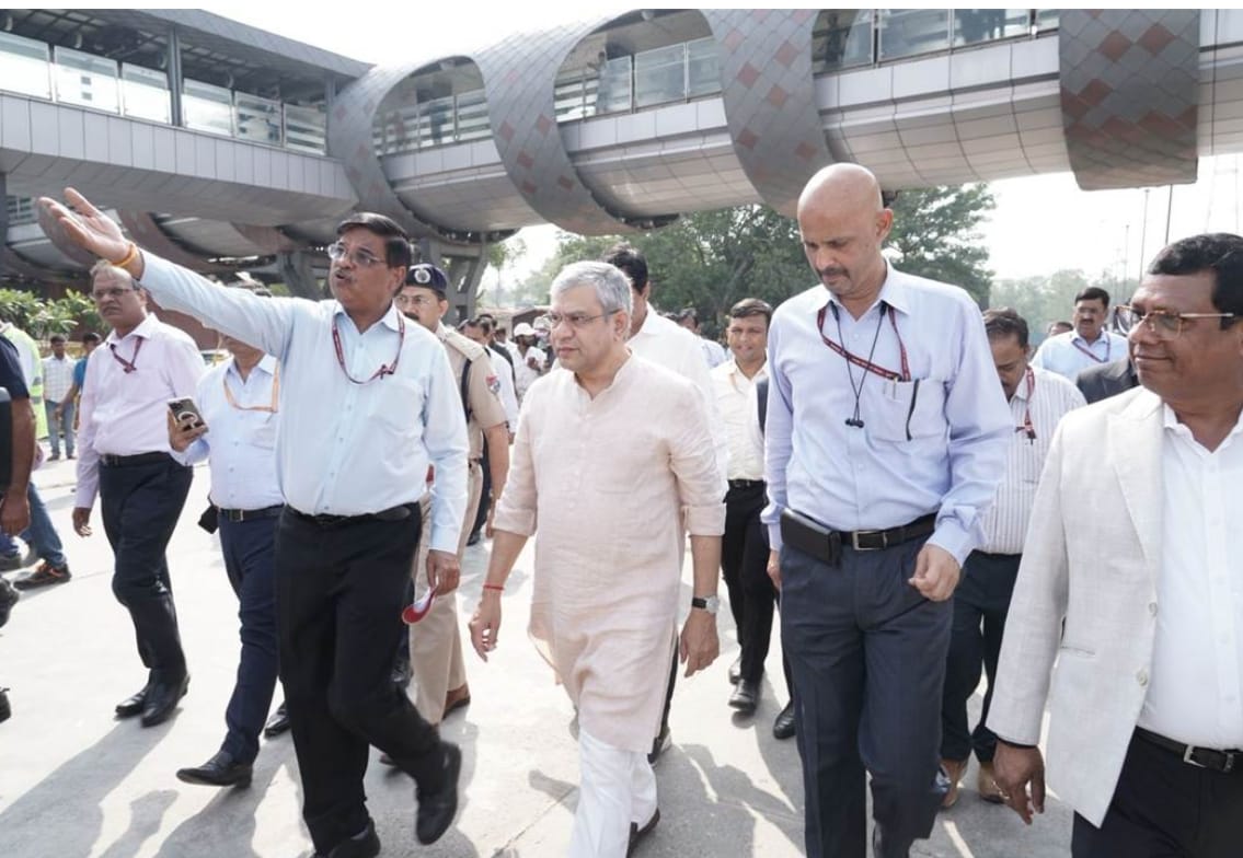 केंद्रीय मंत्री अश्विनी वैष्णव ने नई दिल्ली रेलवे स्टेशन पर लगभग 7,000 यात्रियों की क्षमता वाले नए, अत्याधुनिक यात्री सुविधा केंद्र का निरीक्षण किया।