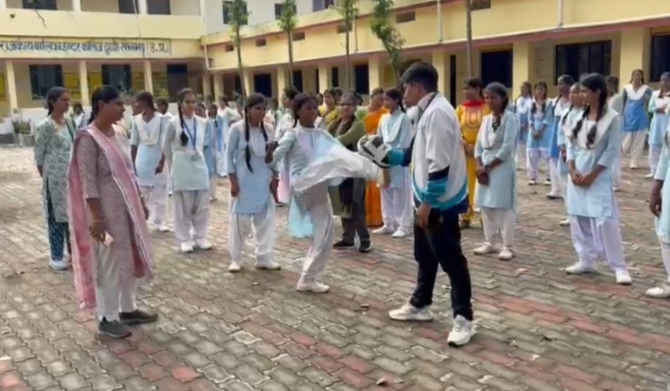 राजकीय बालिका इंटर कॉलेज दुद्धी में रानी लक्ष्मीबाई आत्मरक्षा प्रशिक्षण शिविर का शुभारंभ।