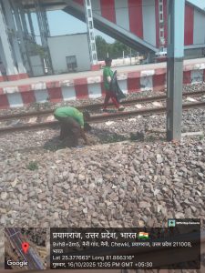 विशेष अभियान 5.0 के अंतर्गत प्रयागराज छिवकी स्टेशन के पटरियों पर चला स्वच्छता अभियान।