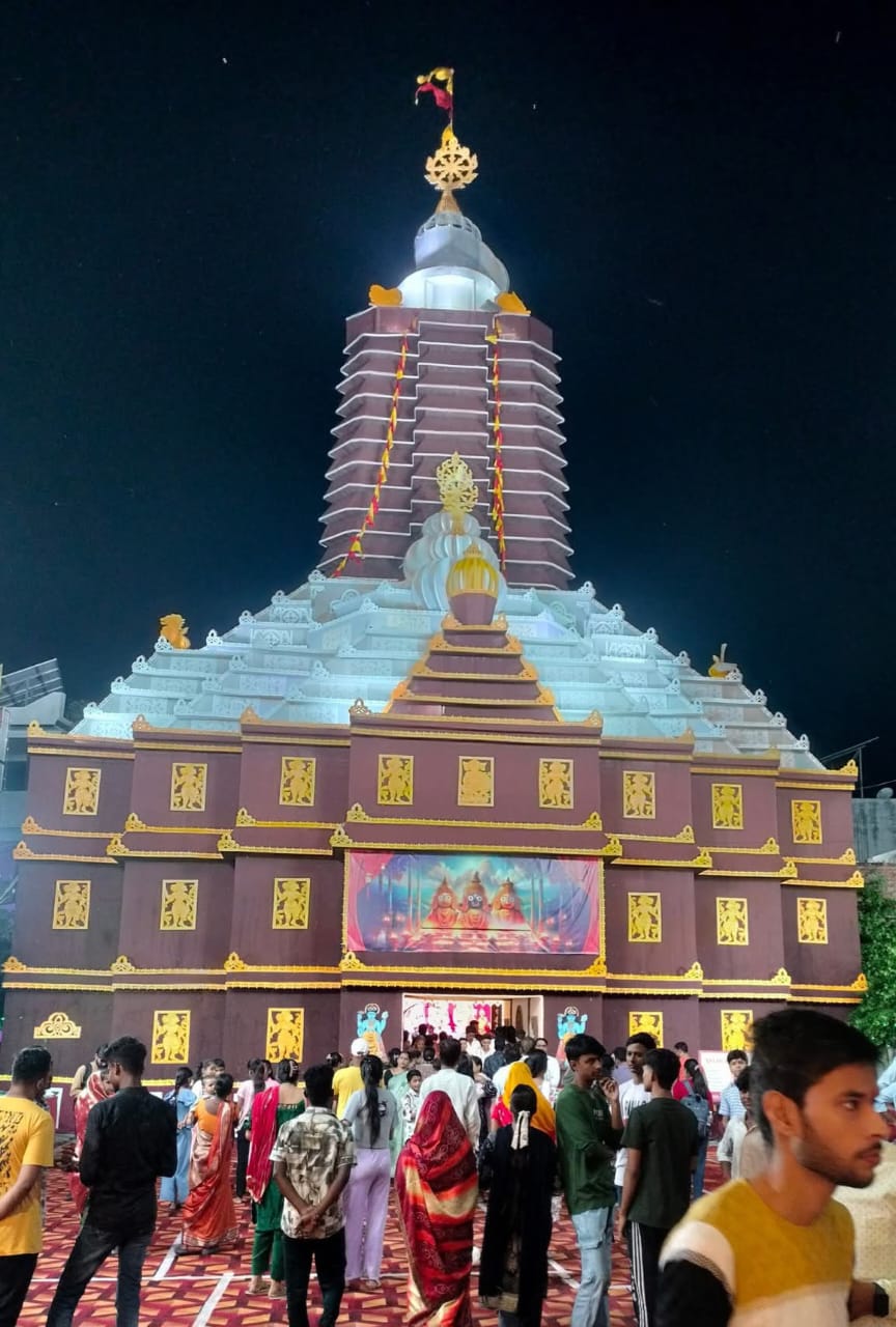 जगन्नाथपुरी मन्दिर माडल पर आधारित भव्य पूजा पंडाल बना लोगों के आकर्षण का केंद्र।