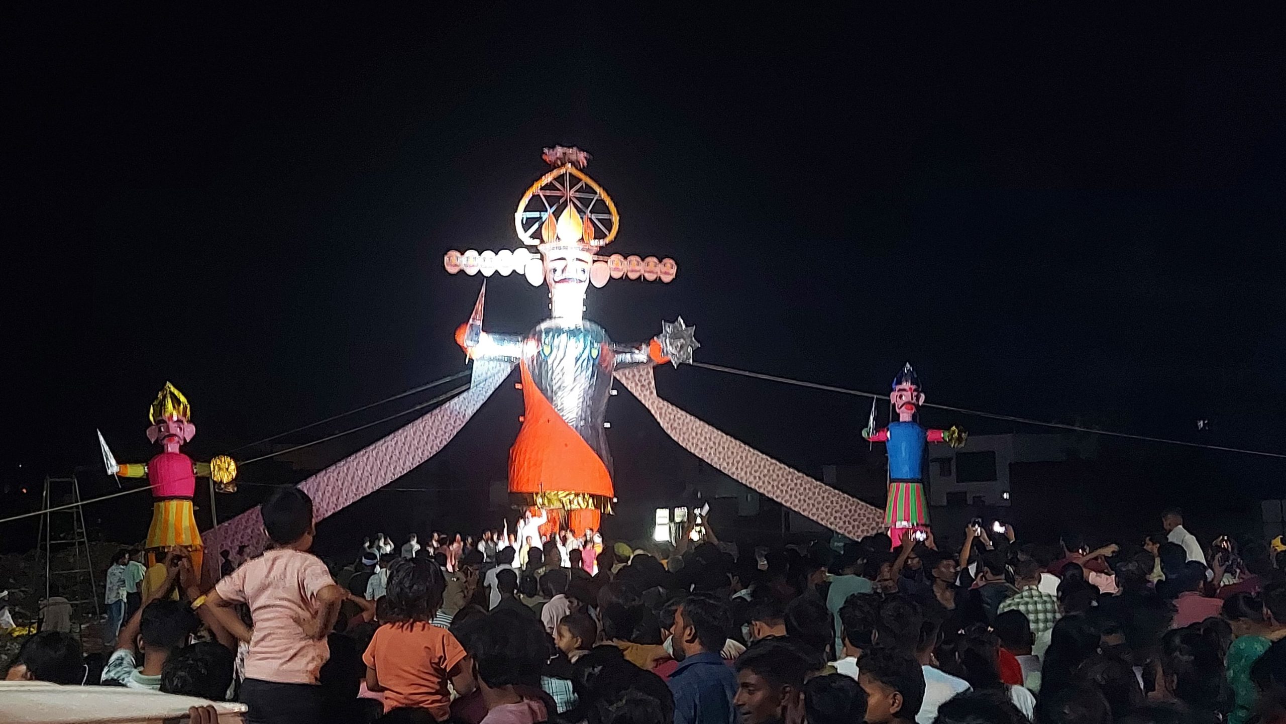 दिबियापुर नगर में 50 फीट के रावण के पुतले का हुआ दहन मेला देखने उमड़ी लोगों की भीड़,सुरक्षा के रहे पुख्ता इंतजाम।