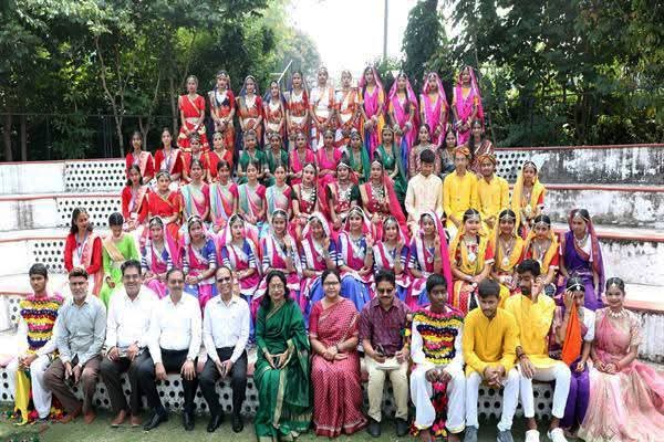 स्कूल शिक्षा विभाग का दो दिवसीय राज्य स्तरीय कला उत्सव विद्यार्थी स्थानीय संस्कृति व लोक नृत्यों का कर रहे प्रदर्शन।