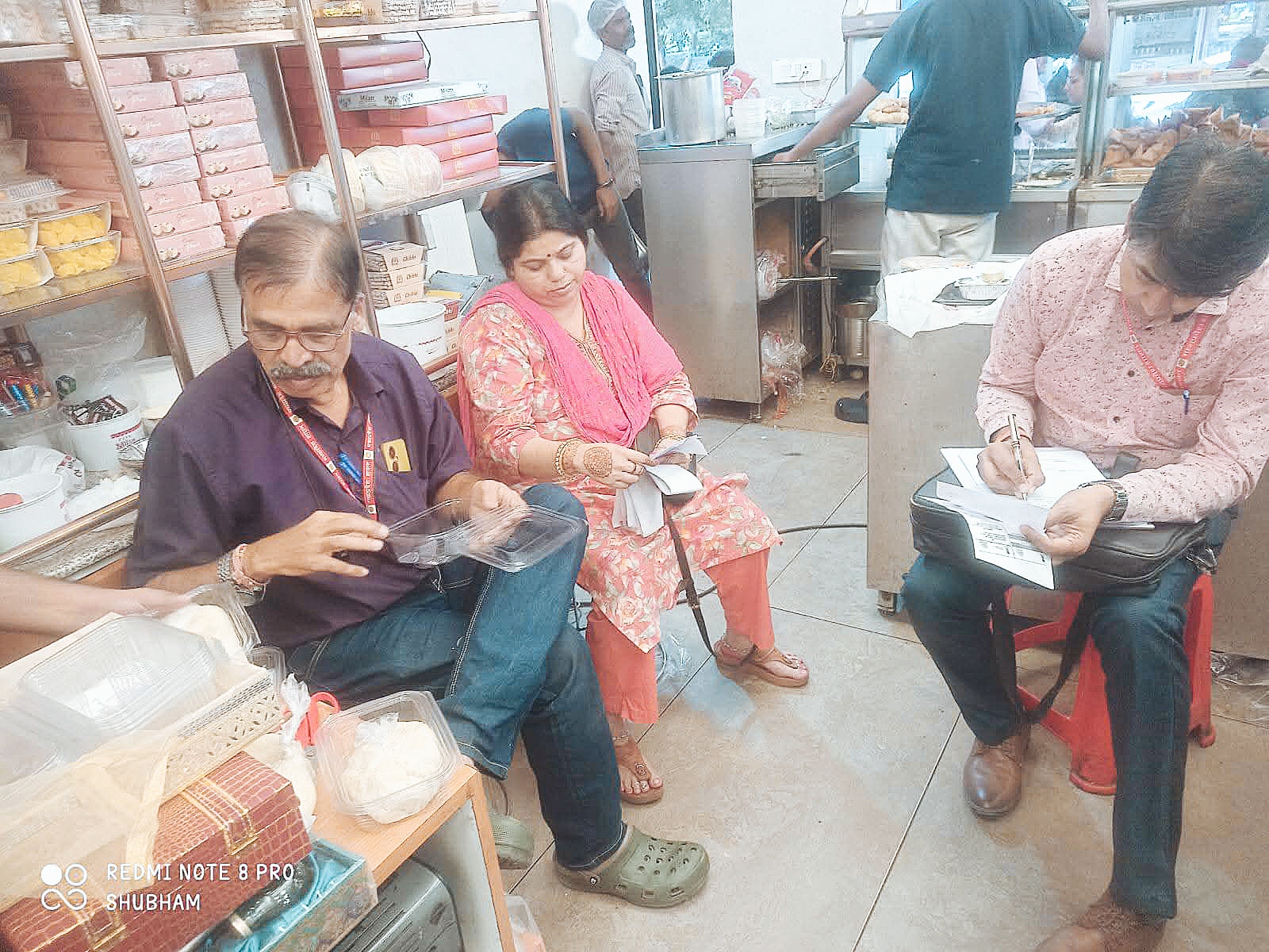 शहर के विभिन्न के खाद्य प्रतिष्ठानों का परीक्षण,दूषित एवं खराब खाद्य सामग्री का विक्रय न करने के निर्देश।