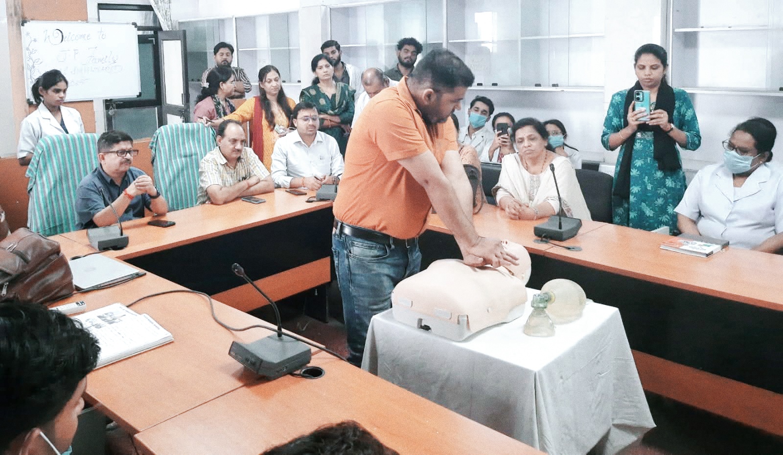 अस्पताल पहुंचने से पहले जीवन रक्षक होता है सी पी आर चिकित्सकों ने किया लाइव डेमोंस्ट्रेशन।