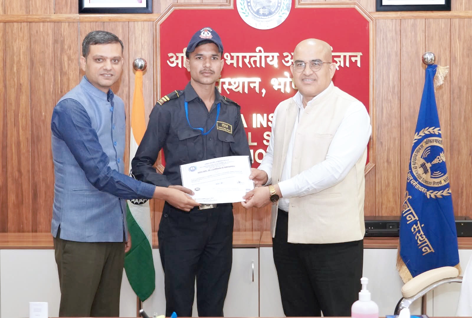 प्लाज़्मा चोरी का भंडाफोड़ करने वाले एम्स भोपाल का सुरक्षाकर्मी साहस और सतर्कता के लिए किया गया सम्मानित।