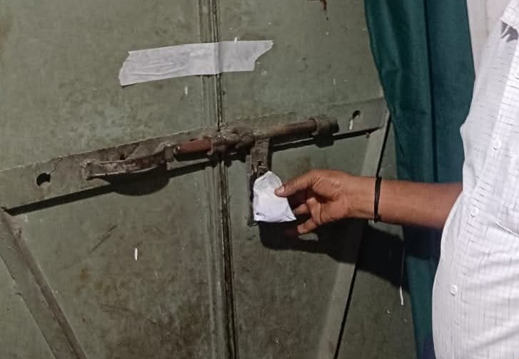बिना लाइसेंस संचालित क्लीनिक पर निरीक्षण के दौरान नहीं मिला चिकित्सक, पंजीयन नहीं होने पर किया गया बंद।