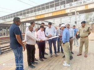 अपर मण्डल रेल प्रबन्धक/सामान्य ने खुर्जा एवं अलीगढ़ जंक्शन के विकास कार्यों की प्रगति का किया निरीक्षण।