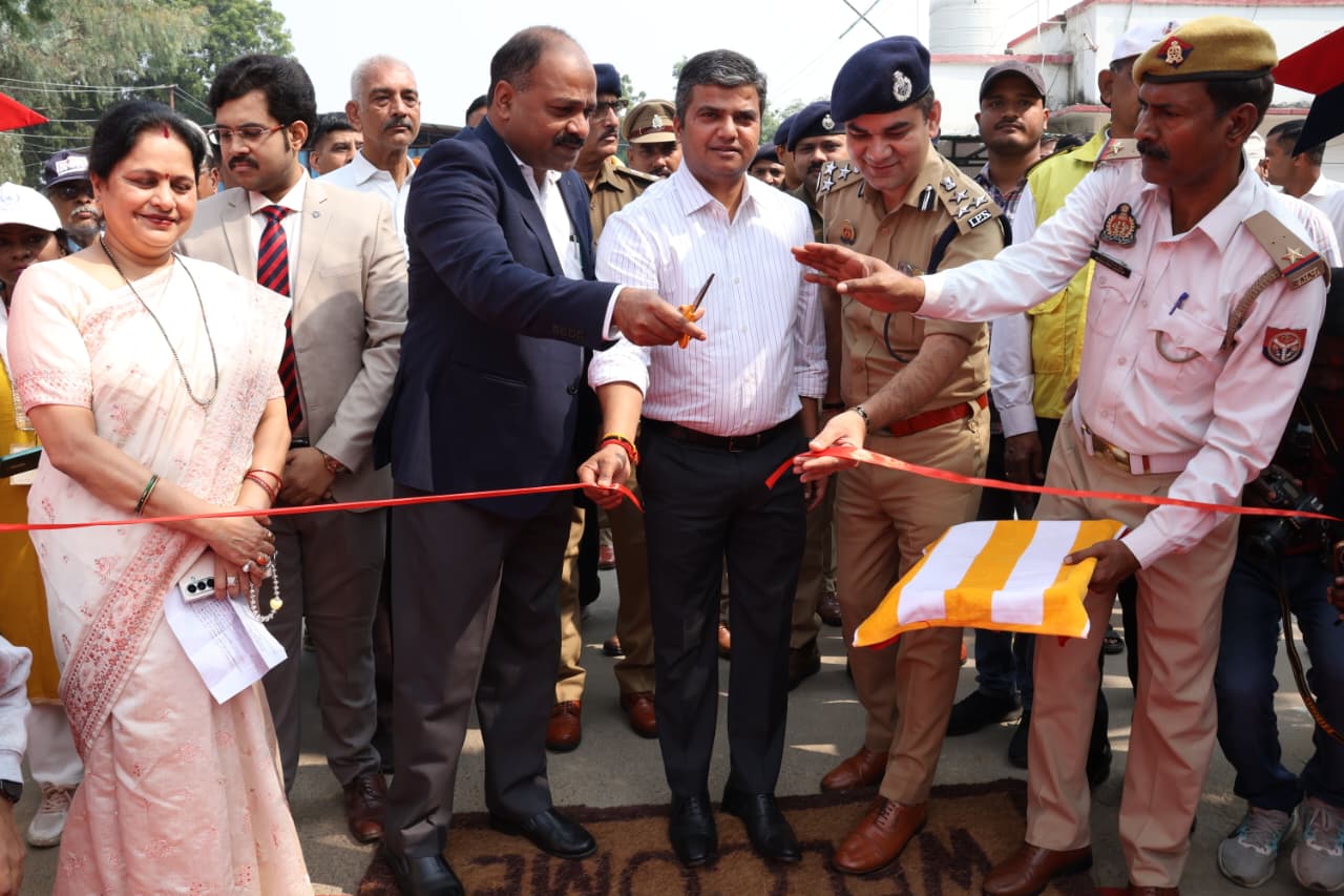 यातायात माह (01-11-2025 से 30-11-2025) का शुभारम्भ कार्यक्रम रिजर्व पुलिस लाइंस कमिश्नरेट प्रयागराज में आयोजित किया गया।