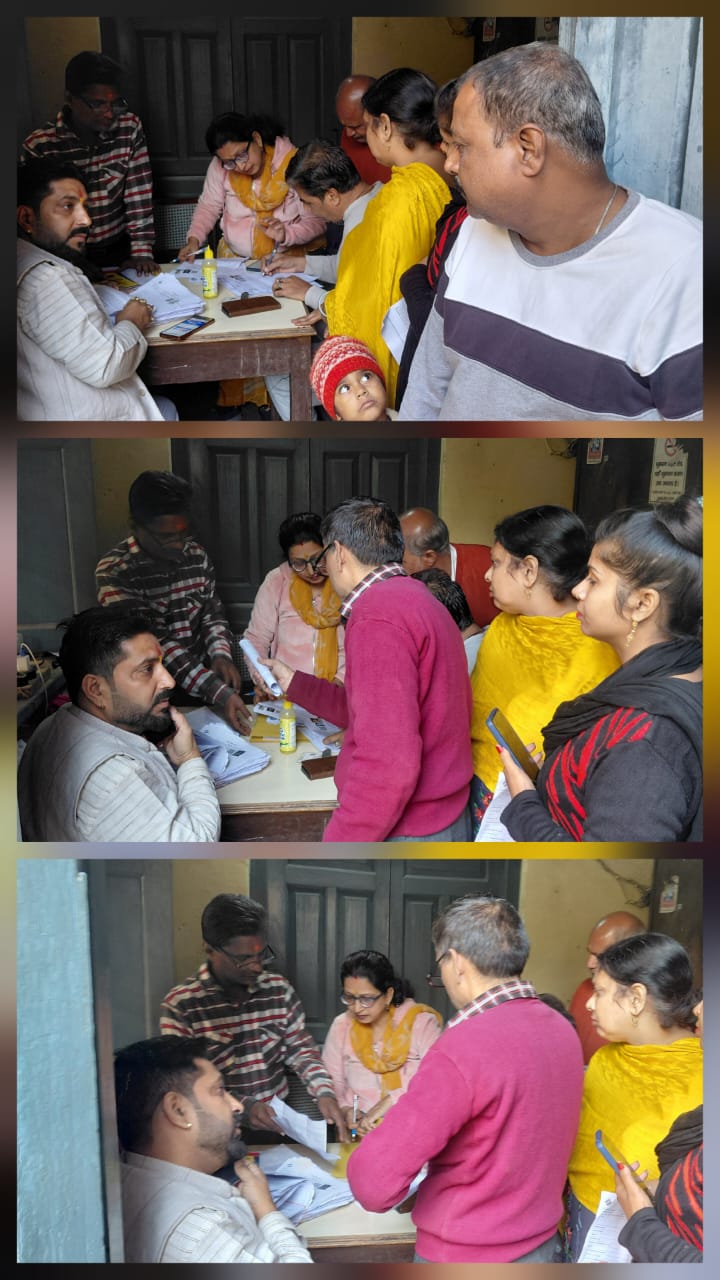 रामपुर में एस आई आर फॉर्म को लेकर बीएलओ की मदद में रस्तोगी सभा के जिला अध्यक्ष मुकेश रस्तोगी बने सहयोगी।