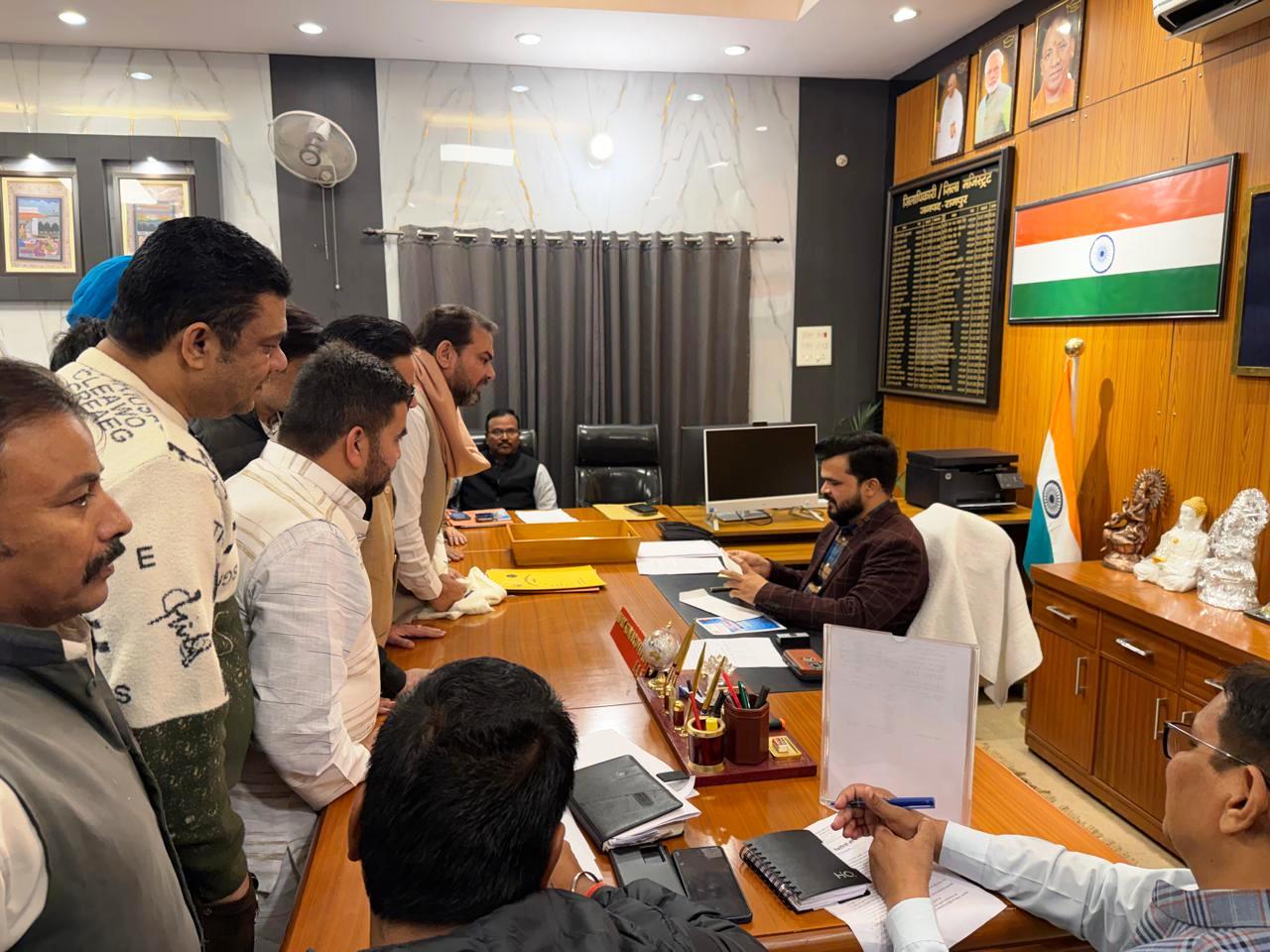 जिला अधिकारी के निर्देश पर पान दरीबा किला गेट से लेकर जमा मस्जिद तक सड़क बनाने का हुआ काम शुरू।