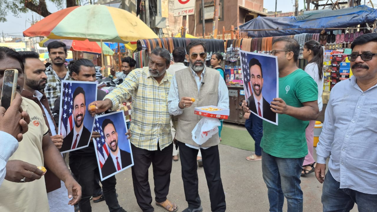 भारतीय मूल के जोहरान ममदानी ने रचा इतिहास, न्यूयॉर्क के मेयर बनने पर घंटाघर चौक पर मना जश्न।