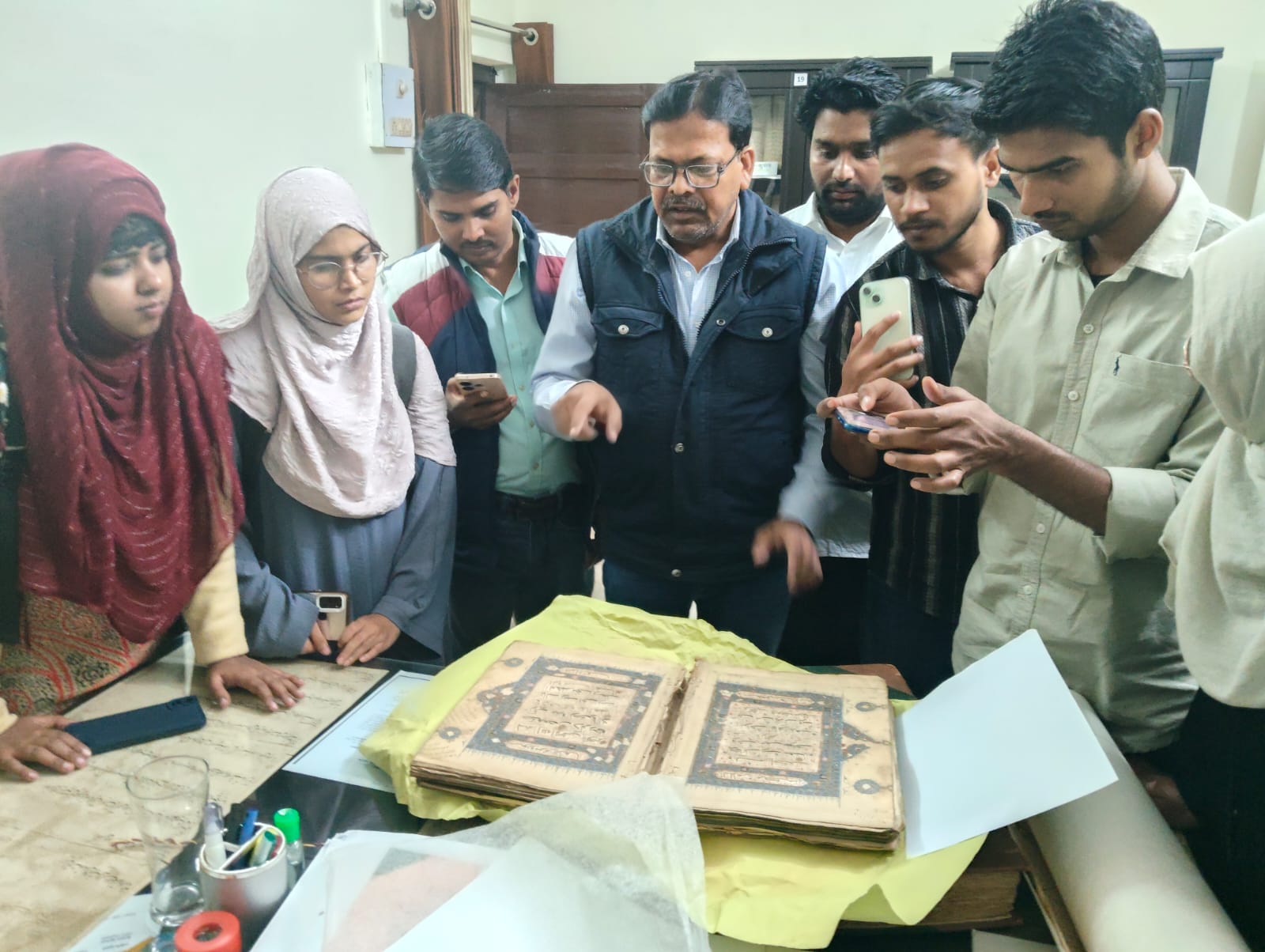 विश्व धरोहर सप्ताह (19 से 25 नवंबर) के अवसर पर ईश्वर शरण पोस्ट ग्रेजुएट कॉलेज तथा उर्दू विभाग इलाहाबाद विश्वविद्यालय के छात्रों ने वैश्विक धरोहर पांडुलिपियों का साक्षात अवलोकन किया।