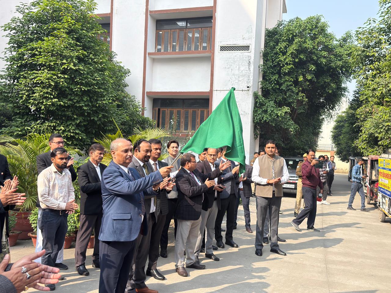 जनपद न्यायाधीश ने 13 दिसंबर को आयोजित होने वाली राष्ट्रीय लोक अदालत की सफलता हेतु प्रचार वाहन को हरी झंडी दिखाकर किया रवाना।