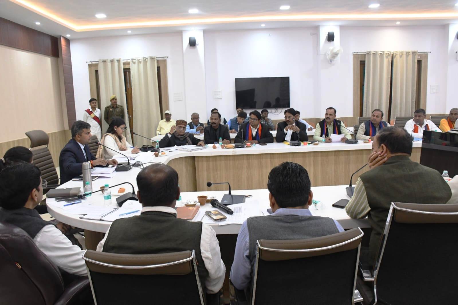 जिलाधिकारी ने राजनैतिक दलों के प्रतिनिधियों के साथ विशेष प्रगाढ़ पुनरीक्षण कार्यक्रम के सम्बंध में की बैठक।