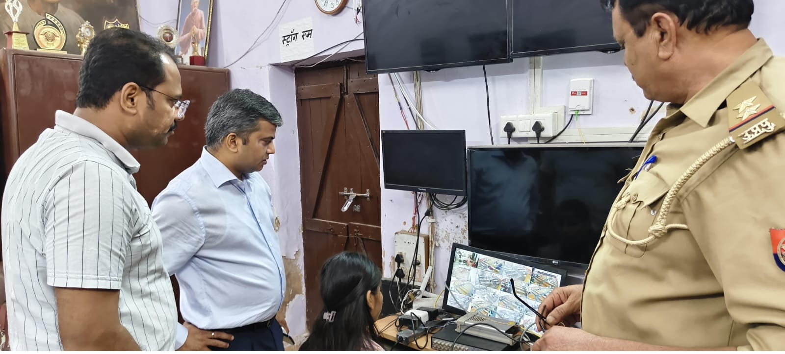 जिलाधिकारी ने पुलिस विभाग की लिखित परीक्षा को सकुशलढंग से सम्पन्न कराये जाने के दृष्टिगत परीक्षा केन्द्रों का किया औचक निरीक्षण।