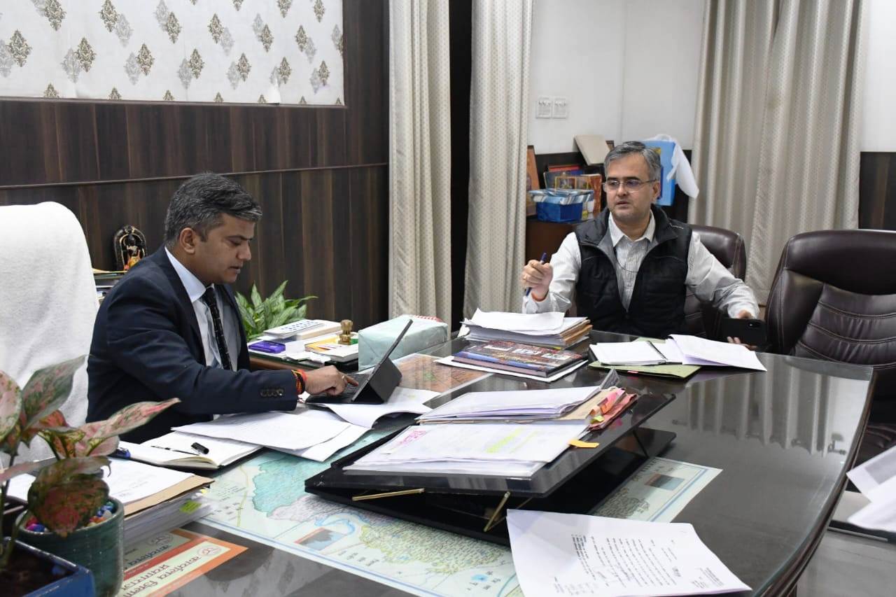 जिलाधिकारी ने संरक्षित वन भूमि के सम्बंध में जिला स्तरीय समिति की बैठक की।