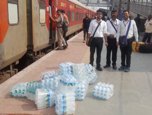 प्रयागराज जंक्शन पर मजिस्ट्रेट चेकिंग में 206 यात्री किए गए प्रभारित, 06 अवैध वेंडरों पर लगा 18 हज़ार रुपये जुर्माना।